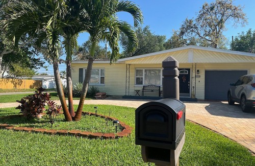 Seminole Casa | Charming 3-bedroom house in Seminole near Madeira Beach centrally located