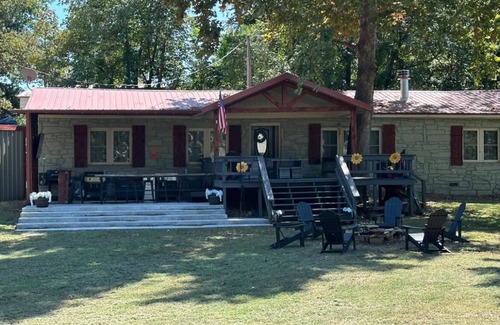 Eufaula Casa | Charming 3-bedroom house in Eufaula with pool table and outdoor dining