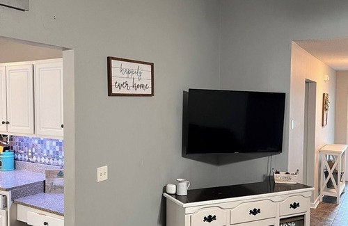 Florence Casa | Charming 3-bedroom house with WiFi, AC in Florence Privacy Fenced in Backyard