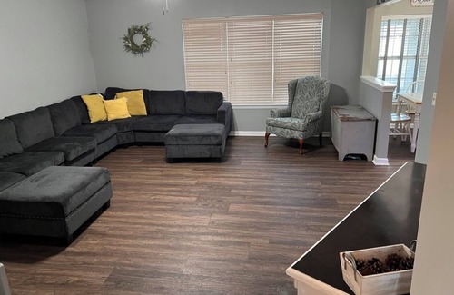 Florence Casa | Charming 3-bedroom house with WiFi, AC in Florence Privacy Fenced in Backyard