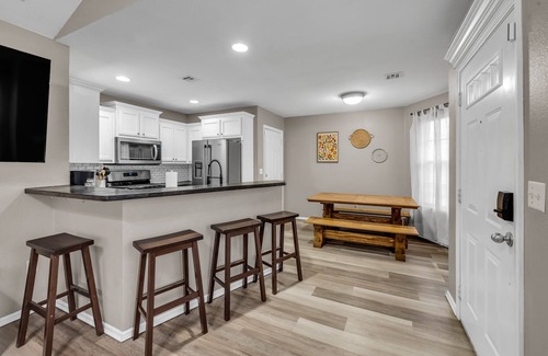 Owasso Casa | Charming 3-bedroom house w/KING Bed in Prime Location of Owasso w/WiFi