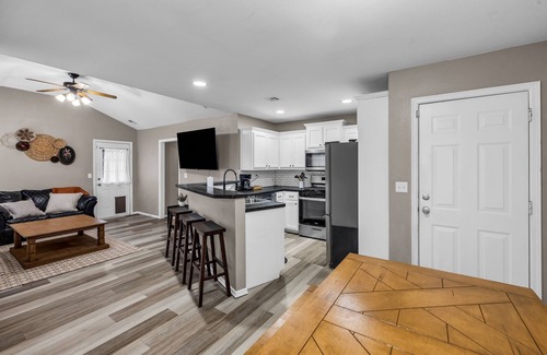 Owasso Casa | Charming 3-bedroom house w/KING Bed in Prime Location of Owasso w/WiFi