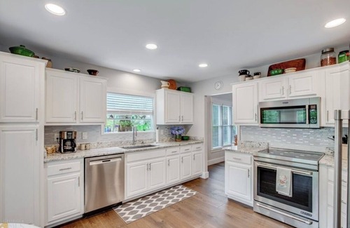 Wiley Casa | Charming 3 bedroom Lake Burton cottage; sleeps 9; boat house with slip