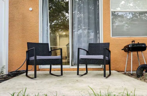 Crestwynd Bay Casa | Charming 3-Bedroom Modern Townhome near Disney