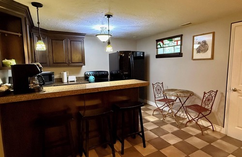 Layton Casa | Charming 3-bedroom private basement suite in Layton with everything you'll need.