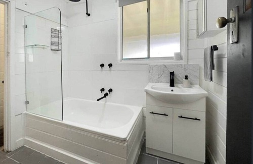 Benalla West Casa | Charming 3 Bedroom Railway Cottage