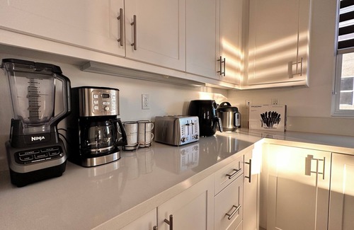 Irvine Business Complex Casa | Charming 3-bedroom townhome close to Newport beach SCP and Disney