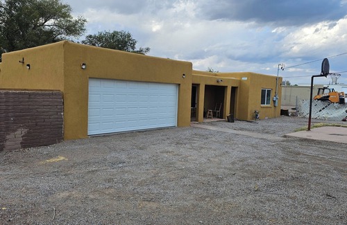 South Valley Casa | Charming 3-bedroom house in fabulous Albuquerque with WiFi, AC
