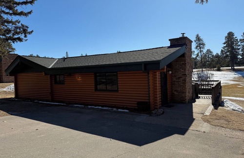 Breezy Point Cabina | Charming 3-bedroom cabin with WiFi, fitness room in Breezy Point