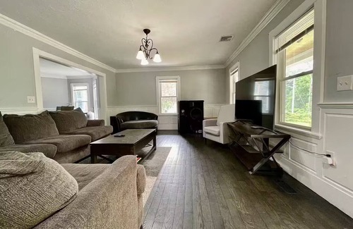 Bridgewater Casa | Charming 3-bedroom house in Bridgewater with AC