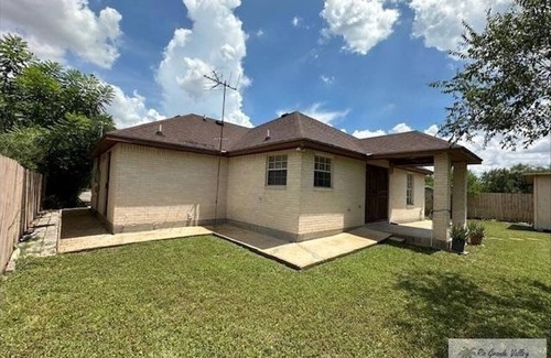 Brownsville Casa | Encantadora casa de 3 habitaciones en un terreno de más de 1/2 acre