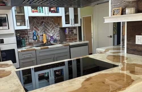 Del Rey Oaks Casa | Charming 3-bedroom in Del Rey Oaks with AC, WiFi hot tub & all the hot comforts