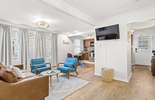 Mississippi City Casa | Charming 3-bedroom house with AC, WiFi, Fire Pit, Grill, 5 minute walk to beach!