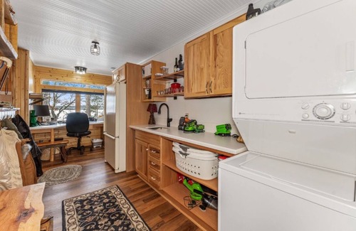 Eagle River Cabina | Charming 3-bedroom cabin with WiFi, AC in lovely Eagle River sleeps 8 people.