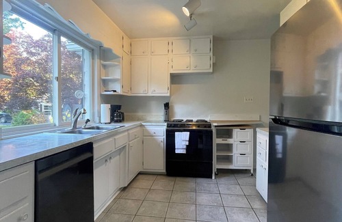 Hunter Mill Casa | Charming 3-bedroom house in wonderful Great Falls with WiFi, AC