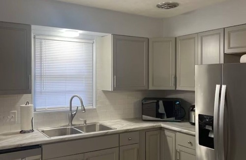 Lawrence Casa | Charming 3-bedroom house Cozy Corner Homestay