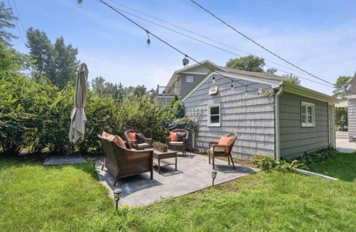 St. Louis Park Casa | Charming 3-bedroom house in Saint Louis Park, Family Friendly and Pet Friendly!