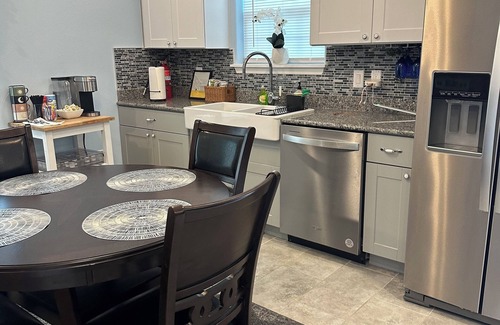 Northwest Los Angeles Heights Casa | Charming 3-bedroom house with WiFi and AC in wonderful San Antonio