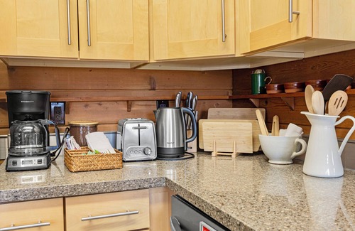 Town Center Cabina | Charming 3-bedroom cabin in Woodinville with AC, WiFi