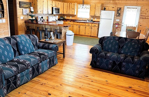 Boswell Cabina | Charming 3-bedroom, waterfront cabin in delightful Zion with WiFi & AC