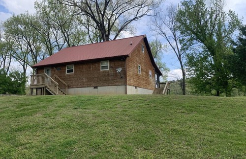 Boswell Cabina | Charming 3-bedroom, waterfront cabin in delightful Zion with WiFi & AC
