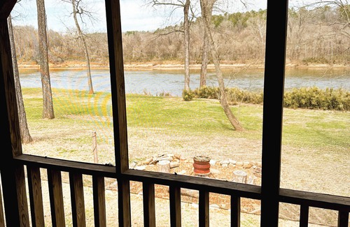 Boswell Cabina | Charming 3-bedroom, waterfront cabin in delightful Zion with WiFi & AC