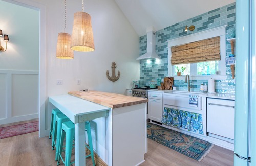 Ten Mile Cabaña | Charming 3-beds with loft in peaceful cove on Watts Bar Lake! Bring your boat!