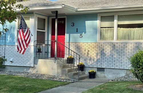 Dayton Casa | Charming 3 BR 2 Bath in historic Dayton: Discover Blue Mountains and More!