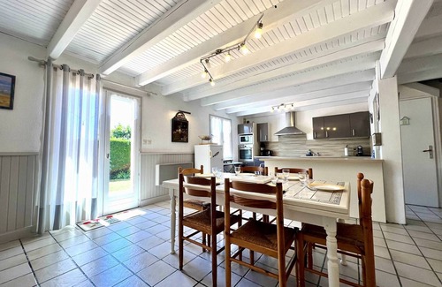 La Bree-les-Bains Casa | Casa con Encanto en La Brée-les-Bains, Cerca de la Playa y Servicios, Jardín y Terraza Soleada