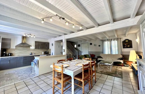 La Bree-les-Bains Casa | Casa con Encanto en La Brée-les-Bains, Cerca de la Playa y Servicios, Jardín y Terraza Soleada