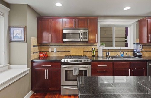 North Delridge Casa | Charming 3BR Townhome near DT Seattle W/ Balcony!