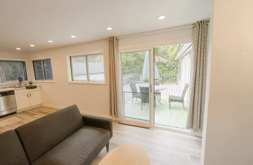 Shoreline Casa | Charming 3BR with A/C & private Balcony with umbrella - Near UW & All Amenities!