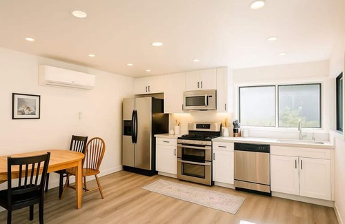 Shoreline Casa | Charming 3BR with A/C & private Balcony with umbrella - Near UW & All Amenities!