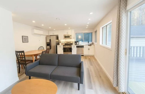 Shoreline Casa | Charming 3BR with A/C & private Balcony with umbrella - Near UW & All Amenities!