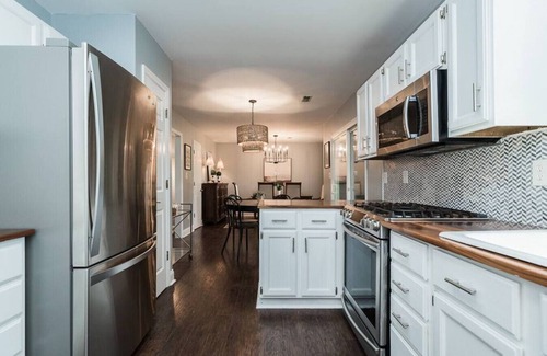 Chapel Hill Casa | Charming 4 bed home with water views-mins to UNC