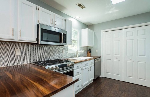 Chapel Hill Casa | Charming 4 bed home with water views-mins to UNC