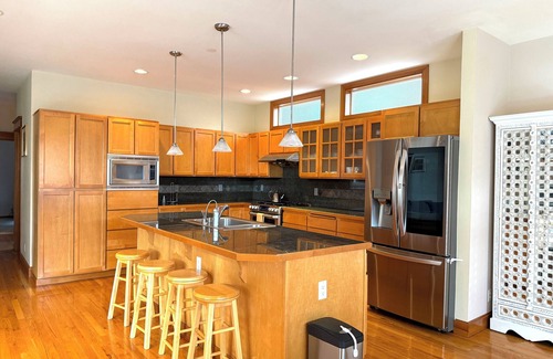 Lake Forest Park Casa | Charming 4-bedroom bungalow with AC, office, fireplace & lake view