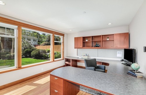 Lake Forest Park Casa | Charming 4-bedroom bungalow with AC, office, fireplace & lake view