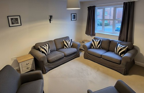 Stoke Gifford Casa | Charming 4-Bedroom Stoke Gifford Retreat for Up to 10 Guests