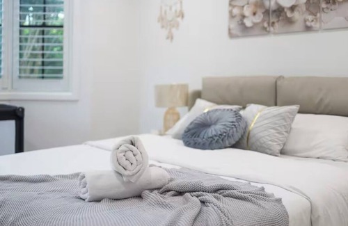 Castle Hill Casa | Charming 4-bedroom house with AC, WiFi in tranquil Castle Hill