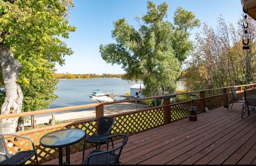 Petersfield Cabina | Charming 4-bedroom cabin on water in wonderful Petersfield with WiFi and TV