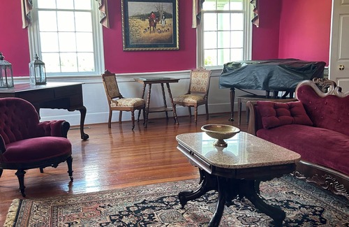 Ruffin Otro | Charming 4-bedroom farmhouse with WiFi, AC in brilliant Locust Hill