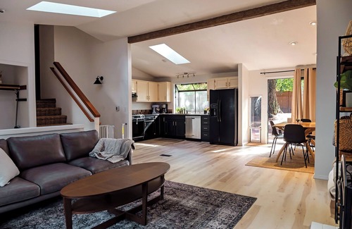 Beaverton Casa | Charming 4-bedroom family home in Beaverton with AC, fitness room, WiFi