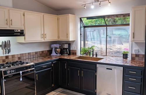 Beaverton Casa | Charming 4-bedroom family home in Beaverton with AC, fitness room, WiFi