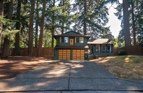 Beaverton Casa | Charming 4-bedroom family home in Beaverton with AC, fitness room, WiFi