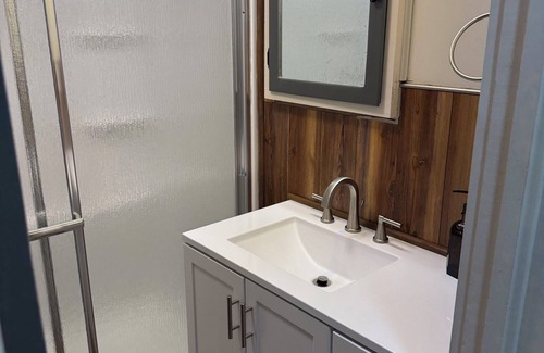 Enid Otro | Charming 4-bedroom farmhouse built in 1936. Has WiFi and AC in Enid!
