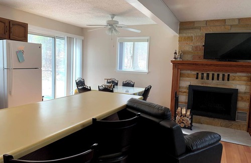 Higgins Lake Casa | Charming 4-bedroom house in welcoming Roscommon with WiFi, AC