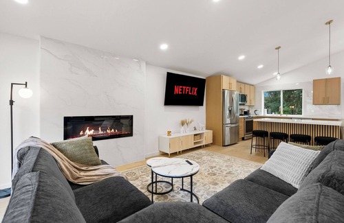 Inglewood-Finn Hill Casa | Charming 4-bedroom House With Fitness Room in Kirkland