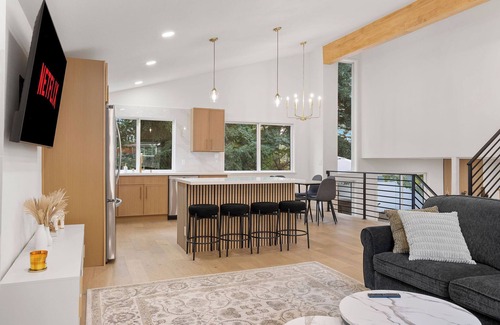 Inglewood-Finn Hill Casa | Charming 4-bedroom House With Fitness Room in Kirkland