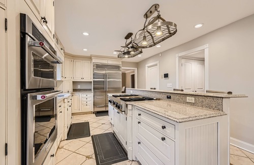 Lake Shore Casa | Charming 4-bedroom house with WiFi and AC. The beach is your backyard!